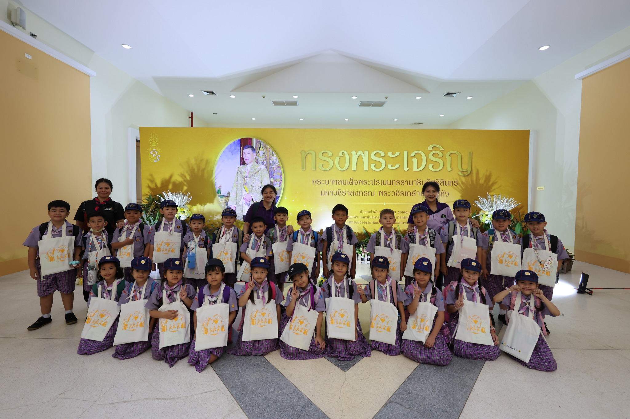 ภาพบรรยากาศของน้องๆจากสถาบันการศึกษาต่างๆที่ได้เข้าร่วมกิจกรรมเฉลิมพระเกียรติพระบาทสมเด