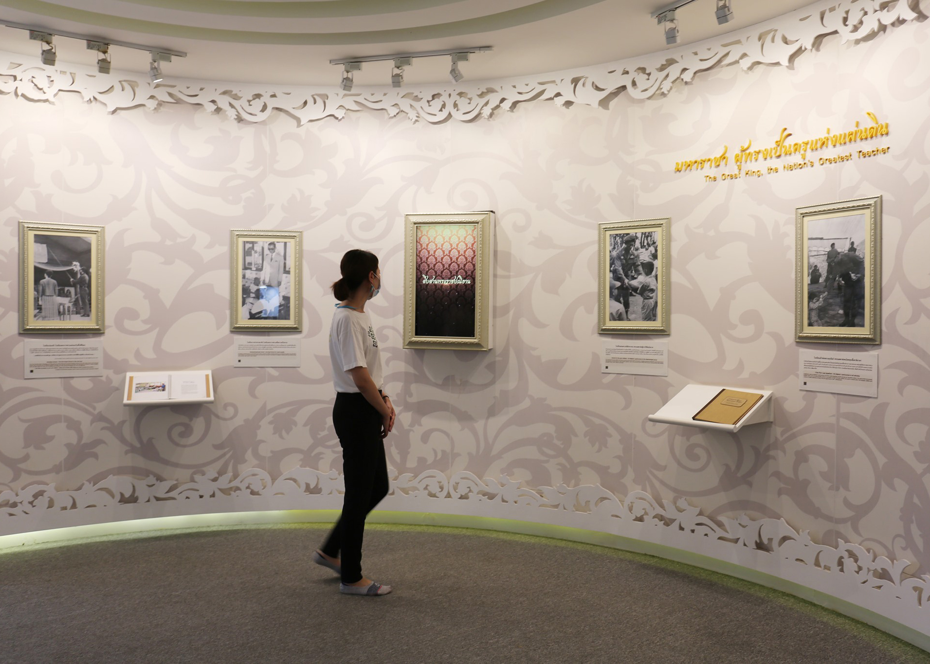 รูปเทิดพระเกียรติในหลวงรัชกาลที่ 9